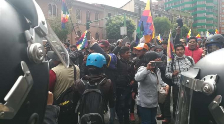 Marchistas de El Alto deciden cercar la plaza Murillo