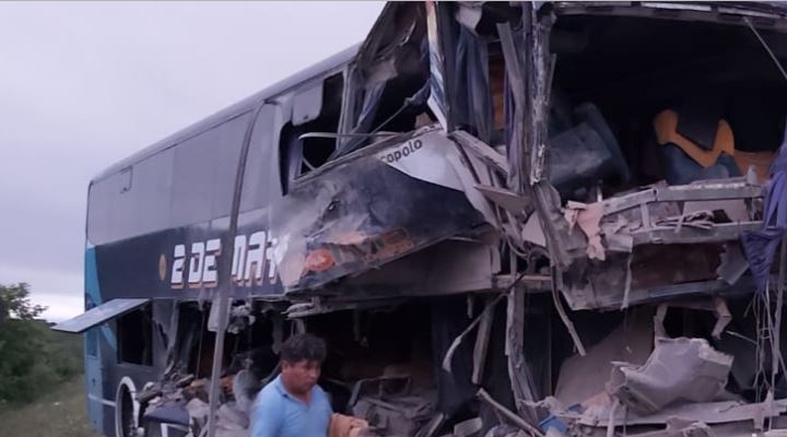 Cinco fallecidos y 17 heridos en colisión de un bus y camión en San José de Chiquitos