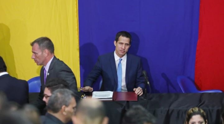 Tras el golpe del régimen de Maduro, diputados sesionaron fuera de la Asamblea y reeligieron a Guaidó como su presidente