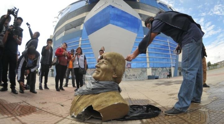 Retiran busto de Evo Morales de un polideportivo y le cambian de nombre