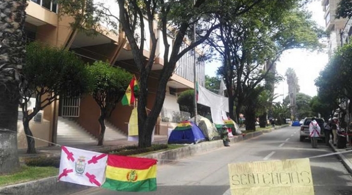 Sucre: Activistas y cívicos bloquean inmediaciones del TCP, exigen fallo sobre reelección y ampliación de mandato