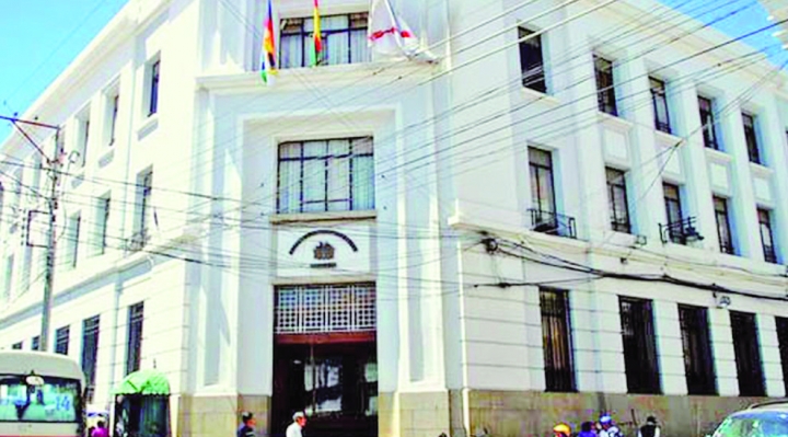 Fiscalía admite proceso contra exmagistrados que autorizaron la reelección indefinida de Morales