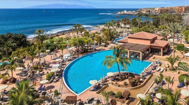 En lujoso hotel de Tenerife están confinados más de mil turistas por un caso de coronavirus