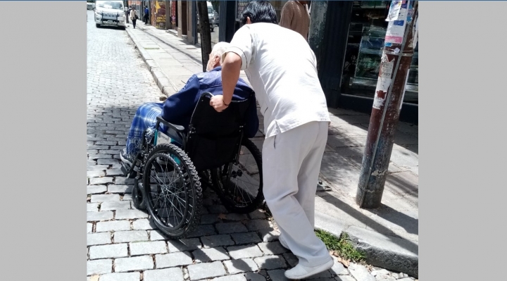 Transporte en silla de ruedas en La Paz, tarea casi imposible