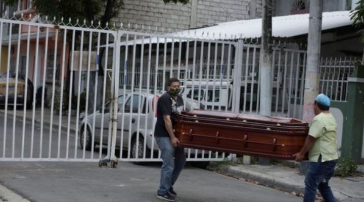 El drama de Guayaquil, que tiene más muertos por covid-19 que países enteros y lucha a contrarreloj para darles un entierro digno
