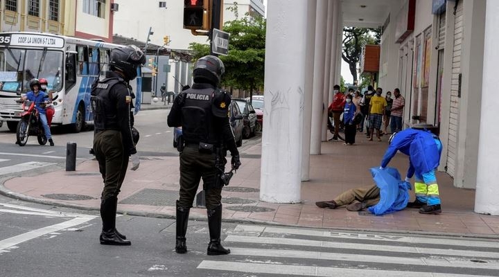  Se recogen 100 cadáveres por día en Guayaquil, la ciudad más castigada en Ecuador