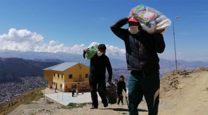 Un millar de funcionarios municipales llevan la canasta de alimentos solidaria "casa por casa"