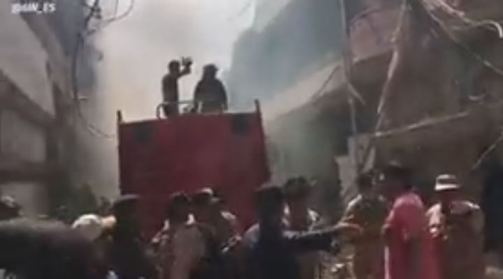 Un avión con 107 personas a bordo se estrelló en una zona residencial de Pakistán