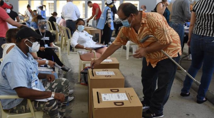 Alta participación en los comicios de República Dominicana pese al COVID-19