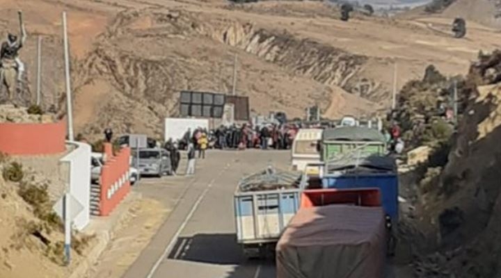 En el inicio de la segunda semana de bloqueo de carreteras, Bolivia roza los 90.000 casos de la COVID-19