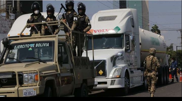 Caravana de camiones escoltados con 66 toneladas de oxígeno parte de Santa Cruz al occidente