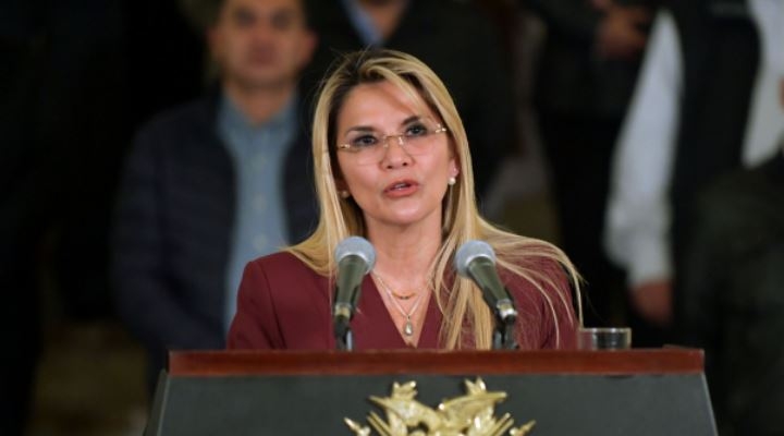 Presidenta Añez promulga Ley de Diferimiento de pago de créditos a la banca