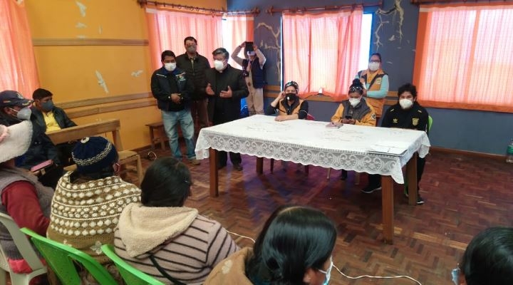 Chapetón impuso su “canasta estudiantil” en reunión con padres de familia de El Alto