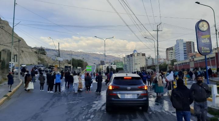 Padres de familia bloquean principales vías en La Paz; demandan pago del desayuno escolar