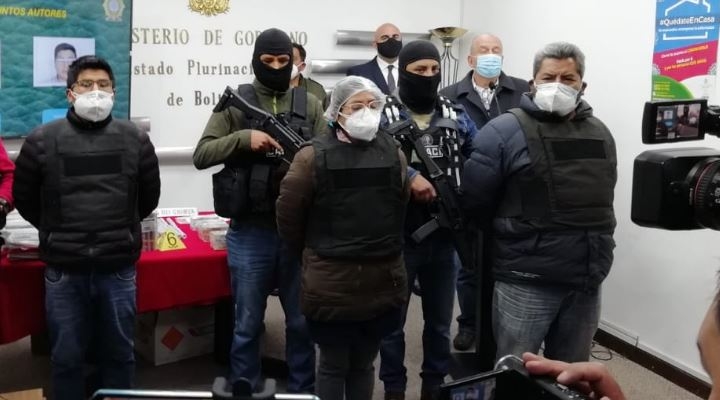 Presentan a tres personas que llevaban explosivos y dinero a bloqueadores de carreteras en agosto