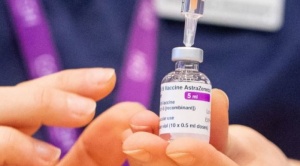La Universidad de Oxford anunció que su vacuna tiene una eficacia del 75% contra la variante británica del coronavirus