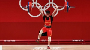 Olímpicos de Tokio: la increíble técnica con la que un pesista chino levantó 166 kilos en una sola pierna