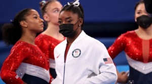 Tokio: Simone Biles abandona la final por equipos de gimnasia artística en los Olímpicos y las rusas se quedan con la medalla de oro