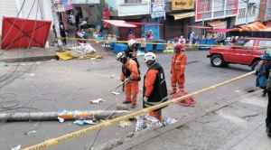 Camión choca contra postes de tendido eléctrico en La Paz