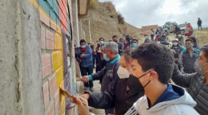 En La Paz pintan barrios de mil colores como “acto de reconciliación”
