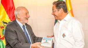 Joseph Stiglitz se reúne con Arce y le obsequia su libro "Capitalismo progresista"