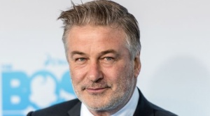 El actor Alec Baldwin mata accidentalmente a una mujer con un arma de utilería durante un rodaje