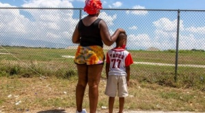 "Los han enviado a un infierno": los cientos de niños latinoamericanos que Estados Unidos deportó a Haití (aunque no nacieron allí)