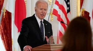 Biden afirma que China "coquetea con el peligro" en Taiwán y promete intervenir militarmente si Pekín ataca 