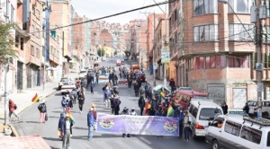 Marcha de fabriles llega a La Paz, exigen reincorporación laboral y cumplimiento de sentencias