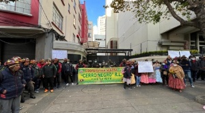 Mineros cooperativistas bloquean el centro de La Paz y piden la anulación de un decreto 