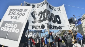 Cómo la inflación del 70% en Argentina está generando a la vez un boom del consumo y un aumento de trabajadores pobres 