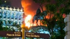 Heridos e incendio en "la toma de Lima”; Boluarte anuncia procesos y llama al diálogo