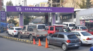 Persisten filas de vehículos en surtidores y la ANH lo atribuye a “rumores malintencionados” 1