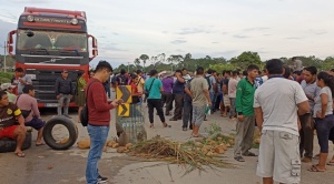 Transporte libre bloquea la carretera nueva Cochabamba-Santa Cruz y suspenden viajes 