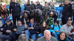 Protesta en el parlamento de Israel exige la renuncia del Gobierno y convocar a elecciones 