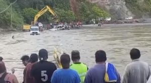 Tipuani: río arrastra a vagoneta y deja al menos 4 muertos y dos niños desaparecidos