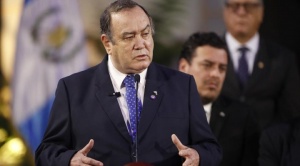 EEUU acusa de corrupción a expresidente de Guatemala Giammattei y le prohíbe ingreso