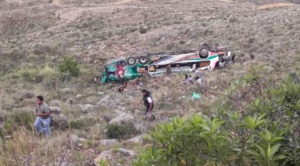 Gobierno y pasajeros afirman que piedras dejadas por bloqueadores causaron accidente del bus