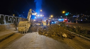 Cierran el carril de subida de la Costanera  hasta la 16 de Obrajes por un sifonamiento