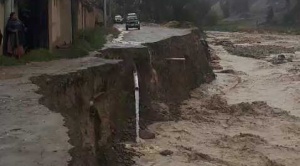 Intensas lluvias destrozan plataforma asfáltica de Lipari