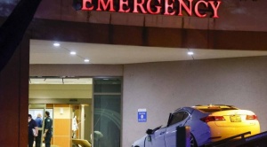 Un vehículo se estrella en sala de urgencias de un hospital de Texas: hay un muerto y cinco heridos