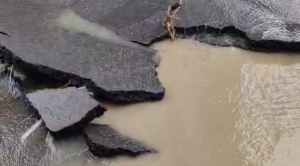 Fuertes lluvias causan desprendimiento de asfalto en calle 17 de Obrajes