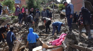 Tres fallecidos, siete vehículos enterrados y más de 40 viviendas afectadas por mazamorra en Achocalla