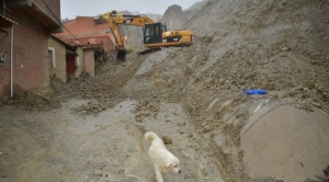 Después de la caída de talud en Jinchupalla, personal municipal ya retiró 80 volquetas de material