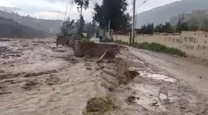 Río La Paz se lleva parte de la plataforma vial en Bajo Umamanta y daña tres casas, los vecinos están en emergencia