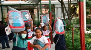 Alcaldía inició entrega de mochilas a estudiantes de Cotahuma, el jueves continuará en Max Paredes