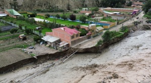 Vecinos de Lipari evacúan sus casas ante el riesgo de que el río arrase más propiedades