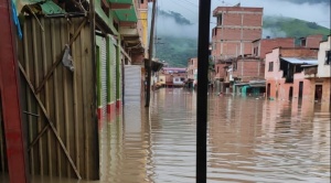 En Guanay, calles y viviendas amanecen inundadas por el río Beni