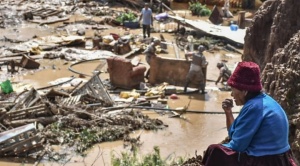 Familias de Laquiña, en Cochabamba, inician rescate  de sus pertenencias tras una mazamorra que enterró sus casas