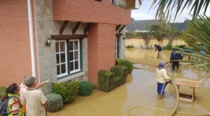 La fuerza del río Achumani causó daños en tres puntos de la canalización y el desborde de las aguas ocasionó estragos en vías y viviendas